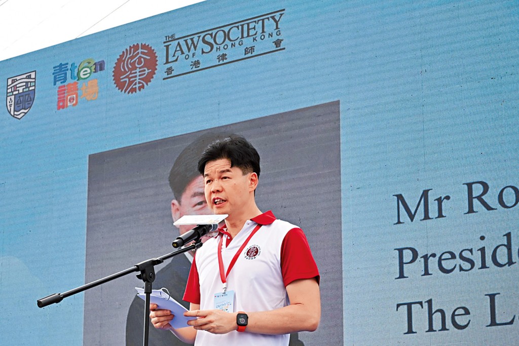 香港律师会会长汤文龙律师为交流团致辞,鼓励学生为冲出世界做好准备。