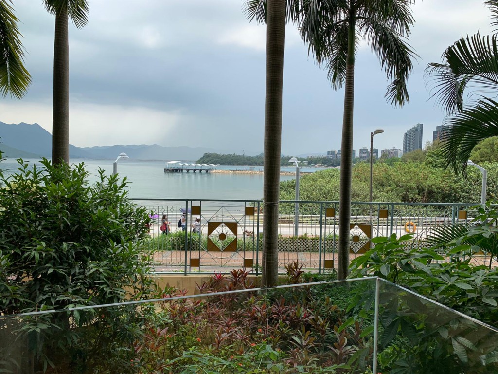 單位的廳房均有大窗，均坐向一致，均可望吐露港海景及翠綠清幽山景。
