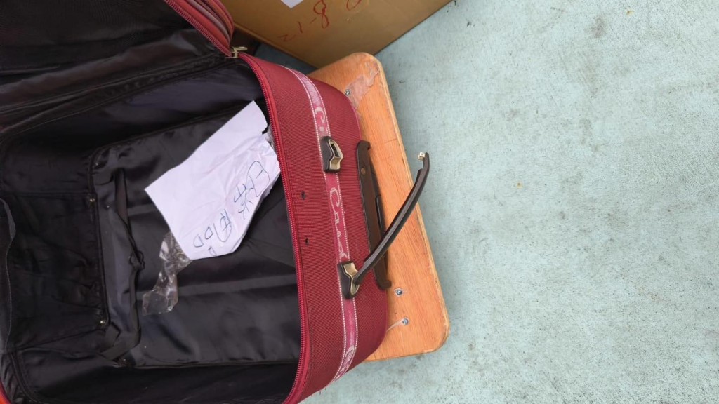 民政事務總署指有捐贈物資為二手衣服鞋襪,當中部分更滿佈污跡、破爛不堪。民政事務總署fb圖片 民政事務總署指有捐贈物資為二手衣服鞋襪,當中部分更滿佈污跡、破爛不堪。民政事務總署fb圖片