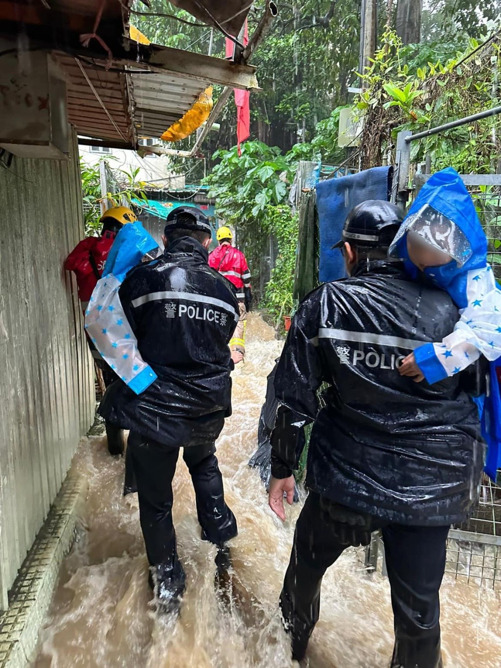 警方今早赶至九华径村协助村民疏散。警方FB