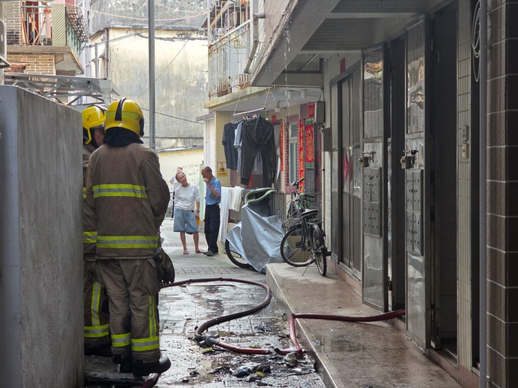 消防出动一条喉及一队烟帽队灌救。 消防出动一条喉及一队烟帽队灌救。