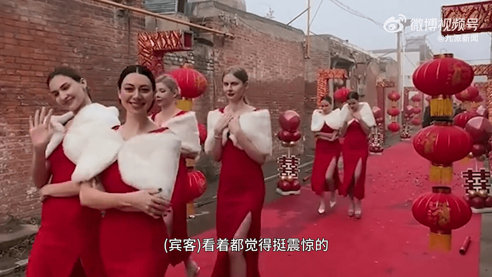 8名烏克蘭美女全部穿著紅色開衩長裙，又高又白，十分養眼。