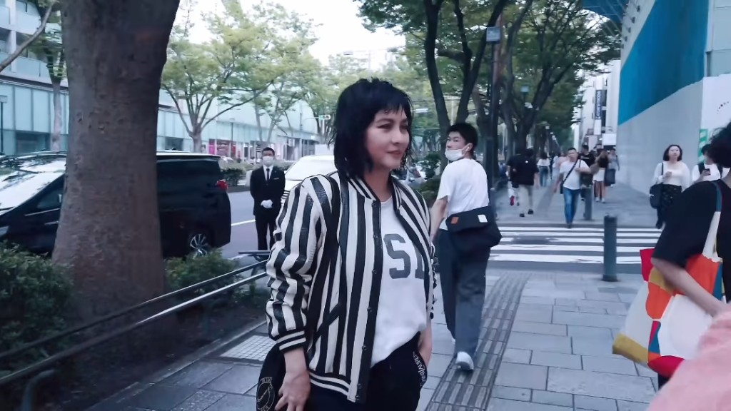 不少网民见她的礼貌举动都大赞她有家教。