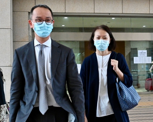 伊院醫務化驗師林敏兒(右)。