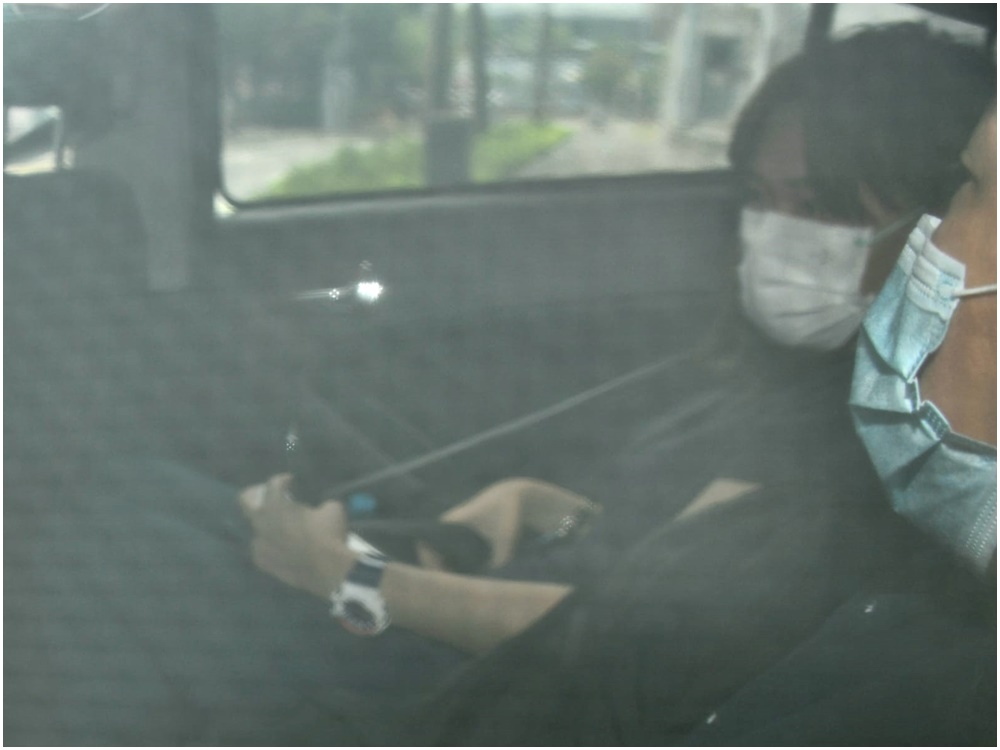 中區警署一輛探員警車,早上高速駛離警署,私家車後座有一男一女。