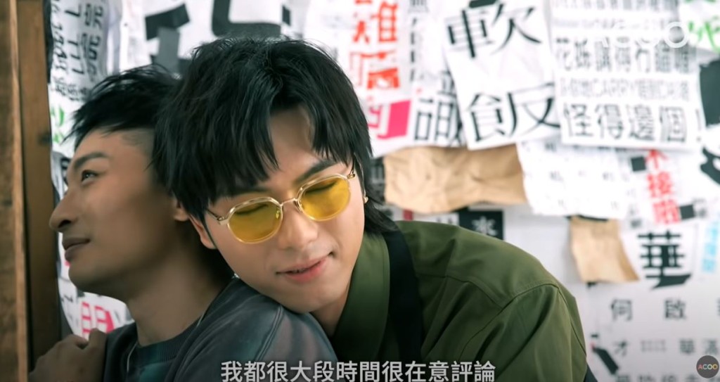 兩人感同身受擁作一團,互相鼓勵。