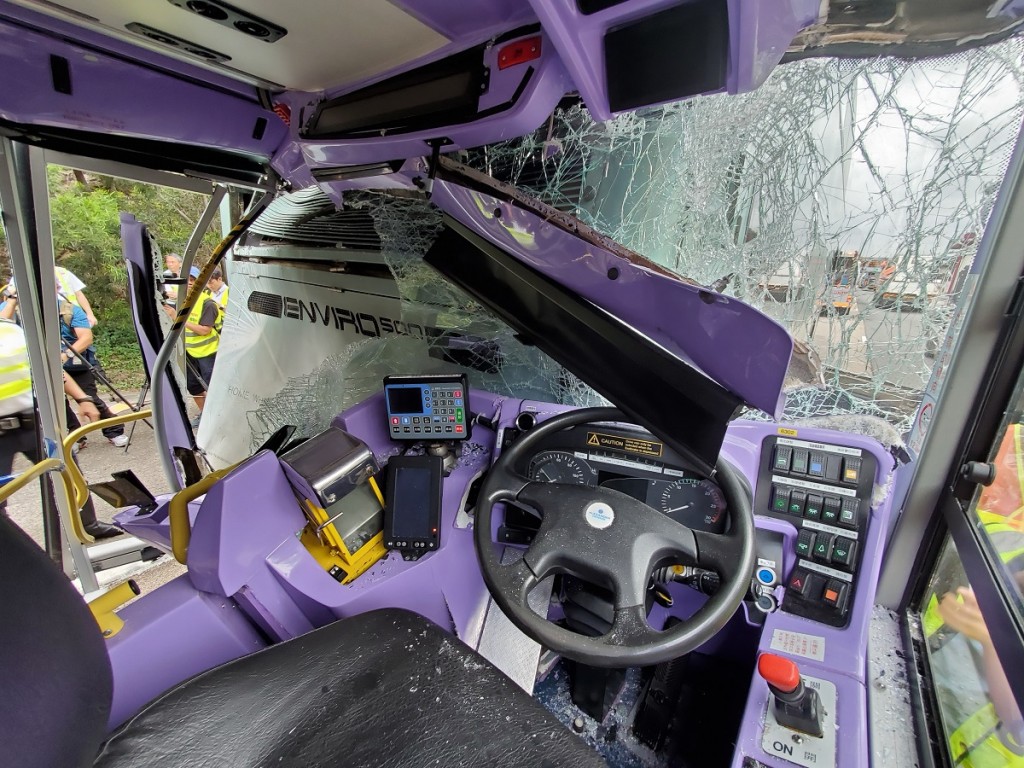 城巴嚴重損毀。