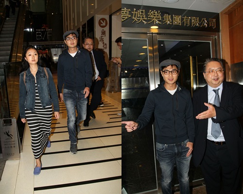 鄭俊弘在家姐及老闆何哲圖陪同下現身。