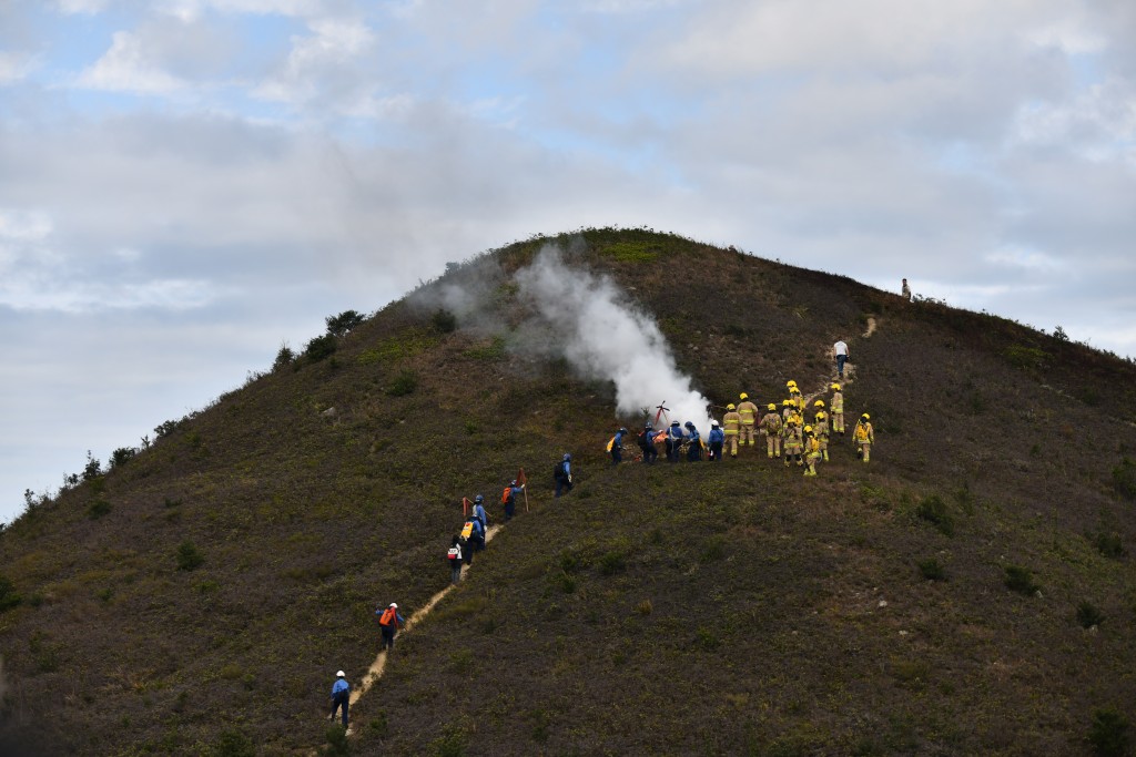 政府在大屿山弥勒山举行跨部门山火及攀山拯救演习。陈极彰摄
