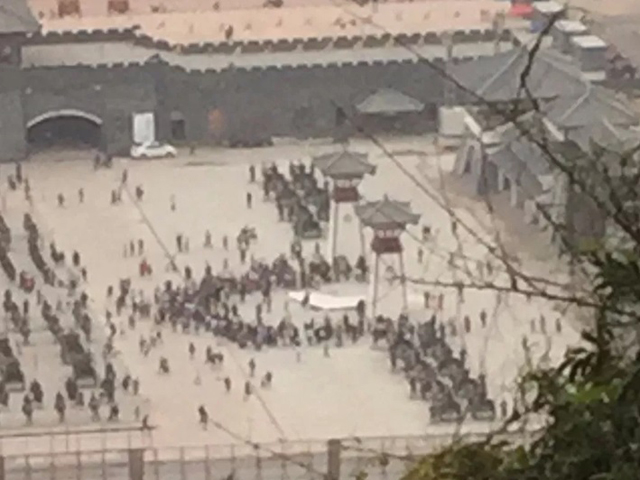 許多遊客舉起手機拍攝出事的一瞬間。 網圖