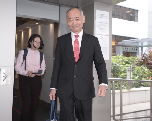 黃重光醫生（右）。