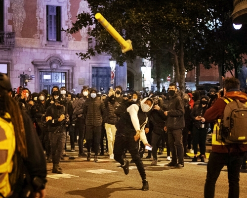 西班牙饒舌歌手哈塞爾被捕引發的反政府示威潮和騷亂持續。AP圖片