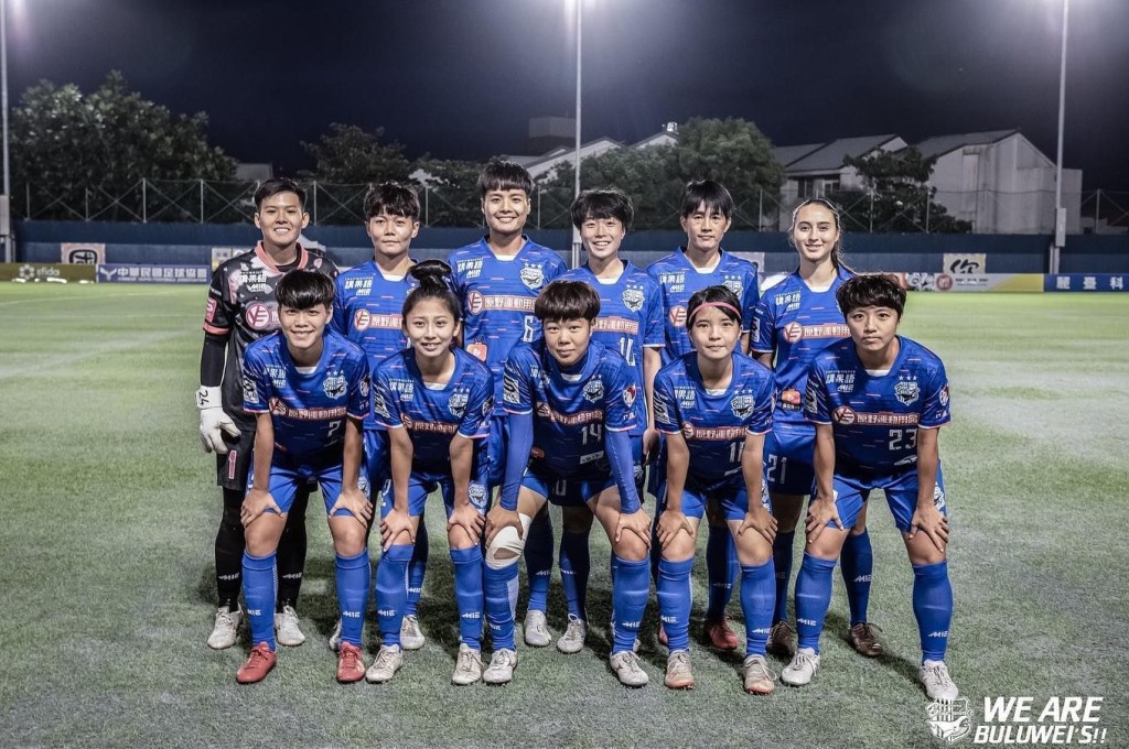 港足门将吴卓蔚(后排左1)帮助台中蓝鲸赢走台湾木兰女子足球联赛冠军。 台中蓝鲸官方图片