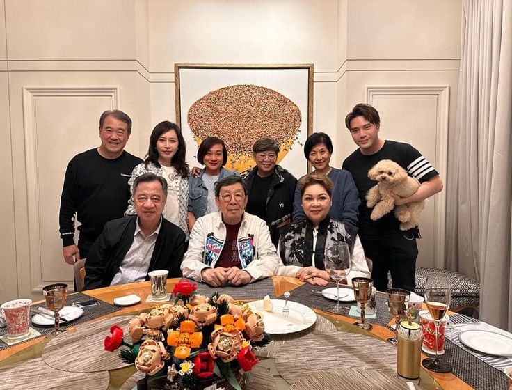 陳浚霆曾於家中設宴款待肥媽、胡楓等貴賓，連TVB兩大高層曾勵珍及何麗全都有出席。