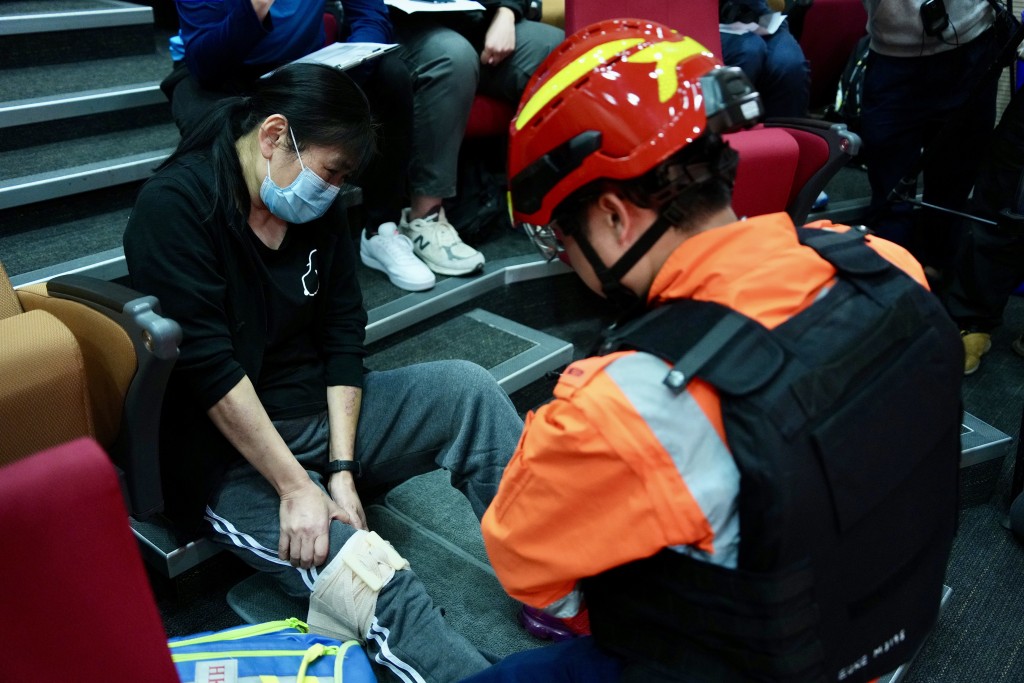 消防處舉行救援技能挑戰比賽，模擬有人在地鐵站等場地自焚或工業意外，以及槍擊等事故中進行救援。蘇正謙攝