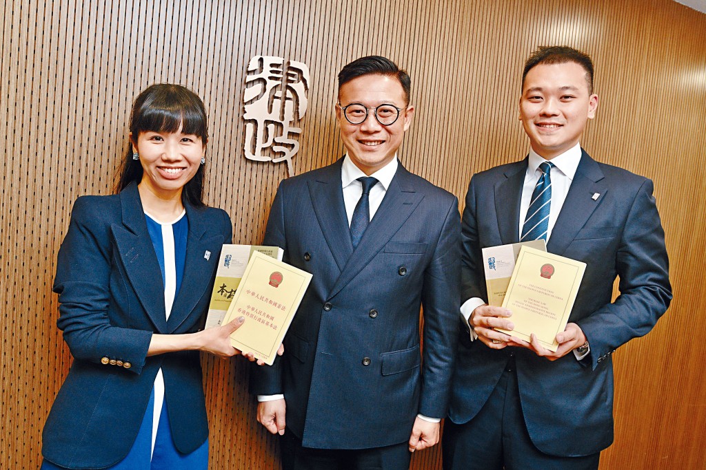律政司舉行「律政iDay」招聘活動,律政司副司長張國鈞(中)期待青年律師繼續以新穎跳脫又有趣易明的方法,令公眾深入了解律政司的工作。右為刑事檢控科署理高級檢控官伍永杰,左為法治建設辦公室首席政府律師歐陽慧儒。