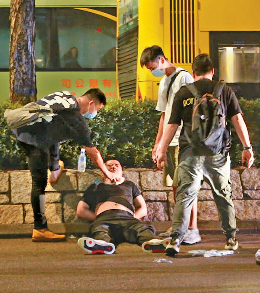 被告万日林案发后曾在公厕自残近半小时，他离开公厕时被警方截查，拔足逃走不果被制服拘捕。