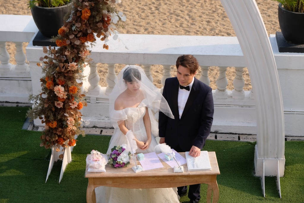 「風少」陳浚霆公開與「素素」古佩玲行禮結婚劇照。