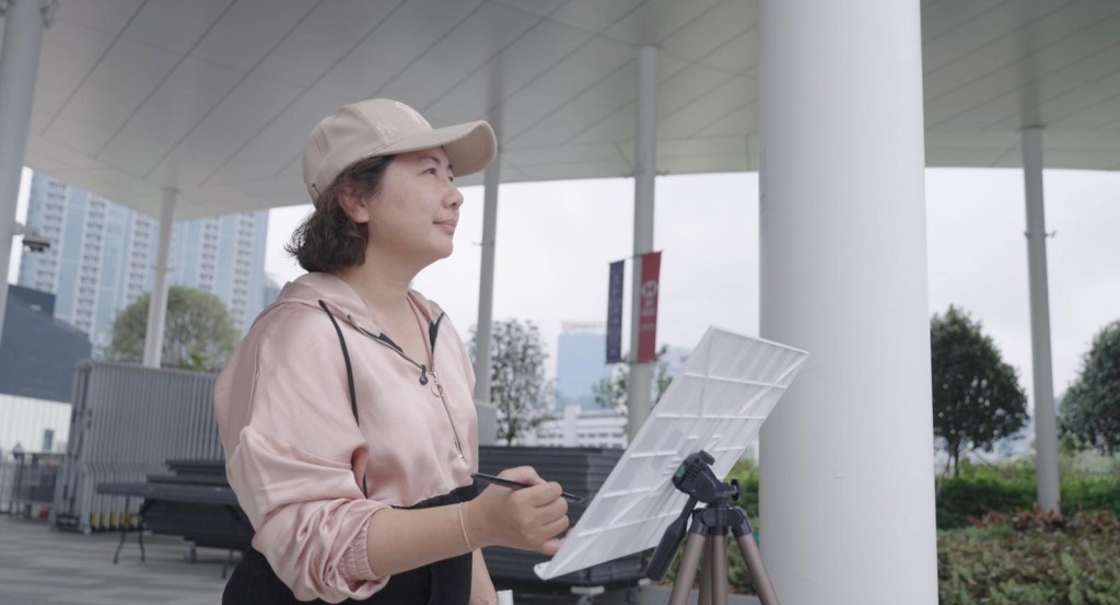 市民曾小姐讚揚作品形態流暢優美,帶來破水而出、蓄勢待發之感。 市民曾小姐讚揚作品形態流暢優美,帶來破水而出、蓄勢待發之感。