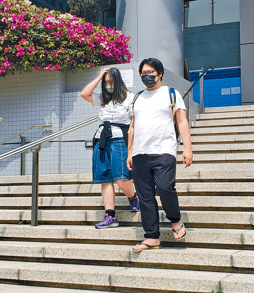 翁政文（右）損壞屬於民建聯的國旗及區旗旗杆，承認侮辱國旗及區旗共兩罪。