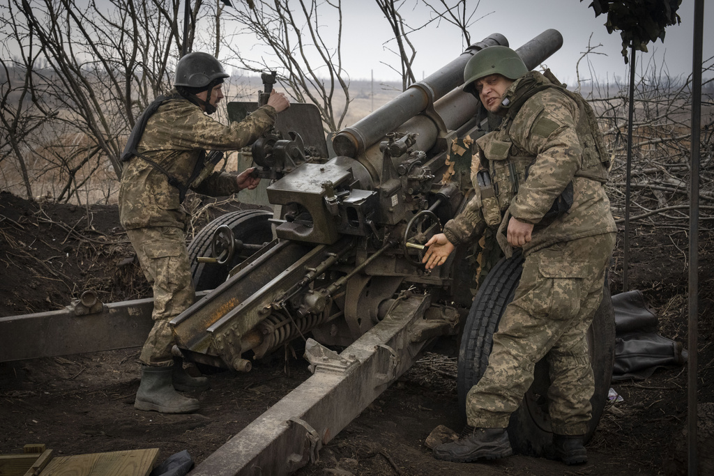 乌军在前线向俄军阵地发射溜弹炮。美联社