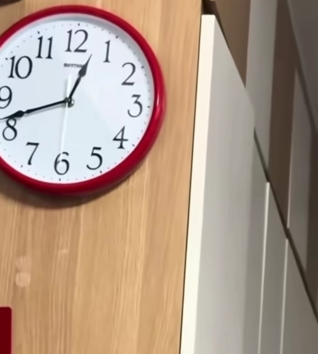 片中時鐘顯示已過了晚上12時40分。 片中時鐘顯示已過了晚上12時40分。