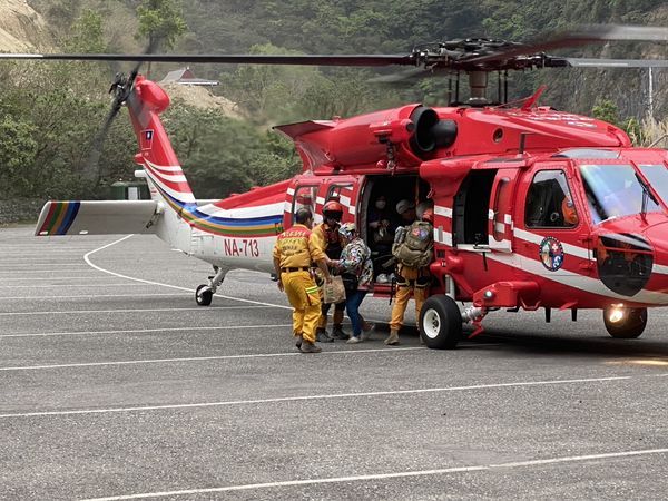 台湾空勤总队派出直升机，搭载伤者情况。 台灾害应变中心