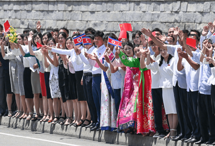 國家主席習近平乘專機抵達平壤,開始對朝鮮進行國事訪問。朝鮮民眾自發在道路兩旁揮手歡迎習近平到訪。 新華社 國家主席習近平乘專機抵達平壤,開始對朝鮮進行國事訪問。朝鮮民眾自發在道路兩旁揮手歡迎習近平到訪。 新華社