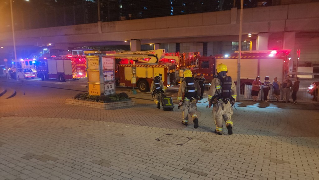 消防將火救熄後收隊離去。黎志偉攝 消防將火救熄後收隊離去。黎志偉攝