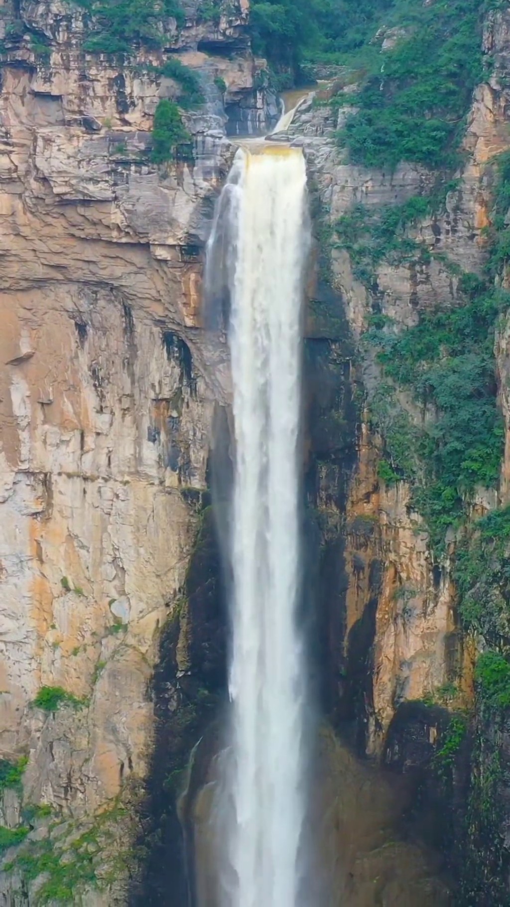 云台天瀑，是中国乃至亚洲单级落差最大的瀑布，被誉为华夏第一高瀑布。