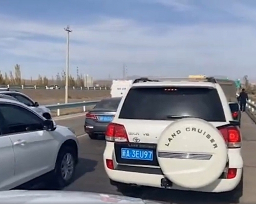 新疆喀什下午突然實施封城，出入城的高速公路也封閉。網圖