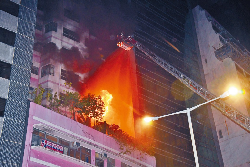 灣仔一幢商住大廈發生奪命火警，現場火光熊熊。