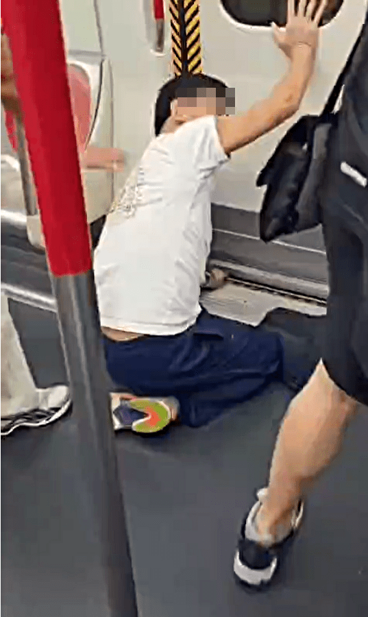 有乘客安慰事主。網上片段截圖