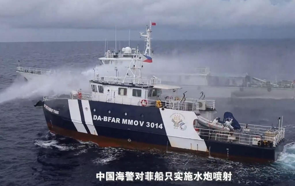 中國海警向入侵黃岩島的菲律賓船隻採取強力管制措施。中國海警