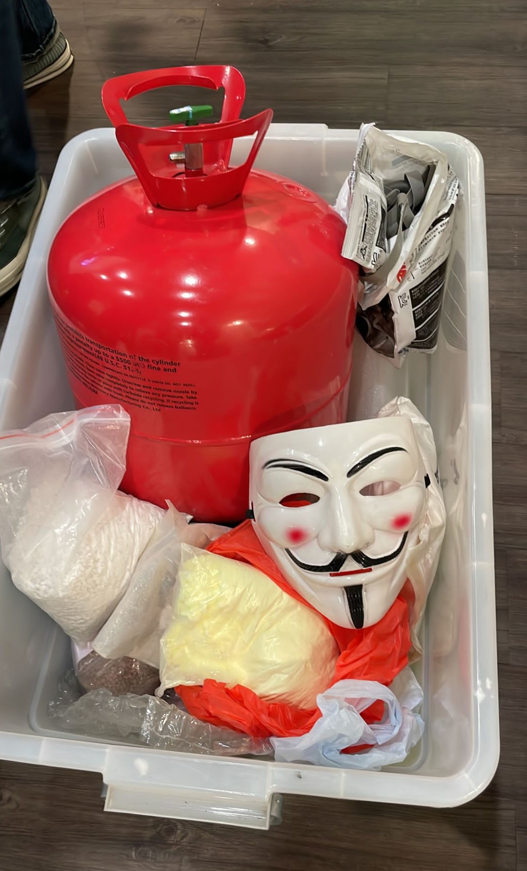 被告稱V煞面具只是在街上拾獲。警方圖片