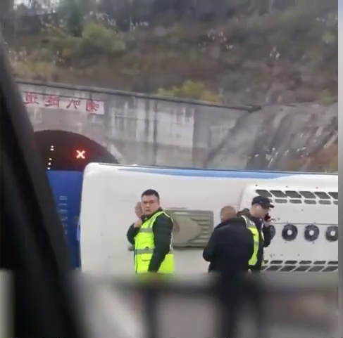 重庆旅游巴隧道口翻侧，交警正在处理。