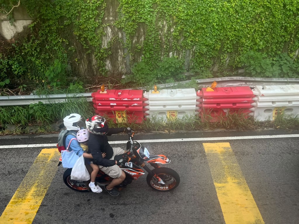 一名男子駕駛電單車沿元朗公路往博愛交匯處方向行駛,當時電單車上有多於一名乘客,其中一名更為兒童。網上圖片 一名男子駕駛電單車沿元朗公路往博愛交匯處方向行駛,當時電單車上有多於一名乘客,其中一名更為兒童。網上圖片