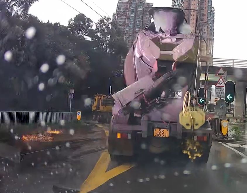 吊臂車掃毀輕鐵架空電纜，冒出火光。fb車cam L（香港群組）影片截圖。