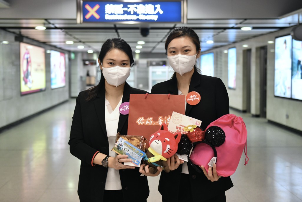 工作人员向旅客派发写有「你好，香港！」字句的福袋。（陈极彰摄）