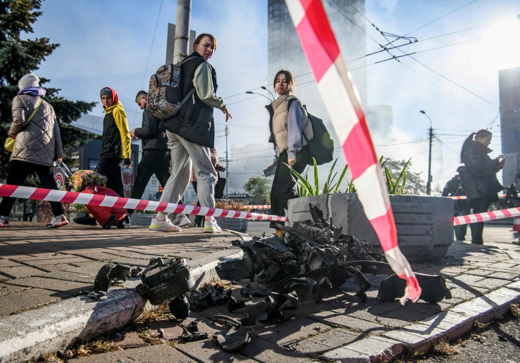 乌克兰居民正在查看无人机的残骸。路透