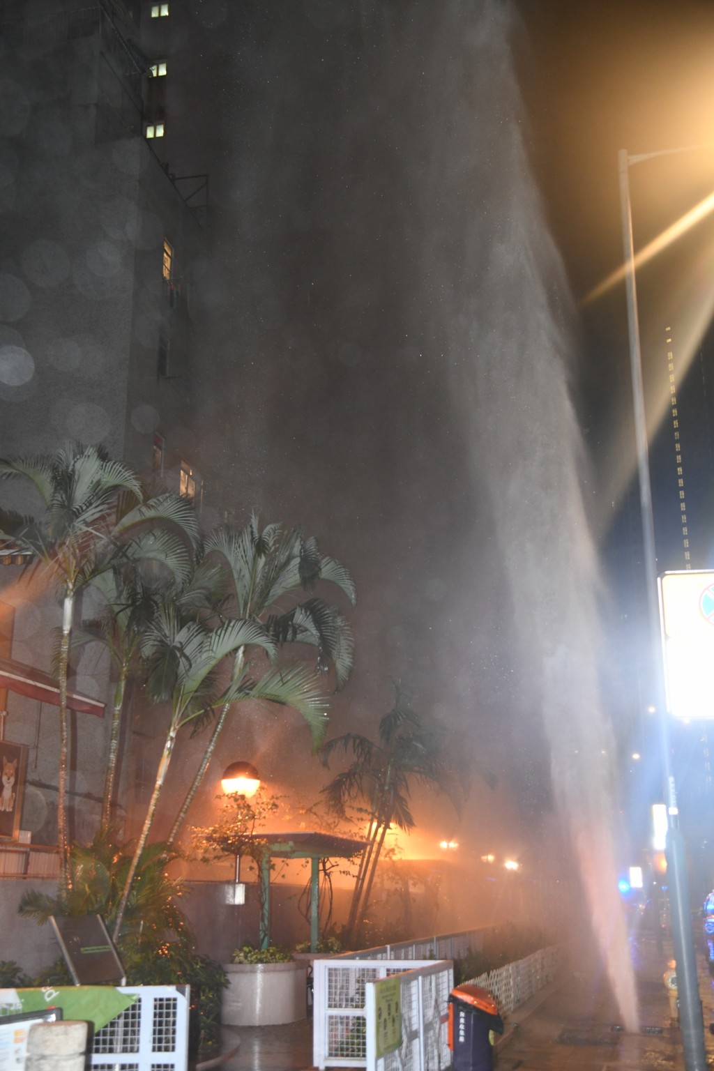 筲箕灣鹹水管爆裂，噴出逾10米高水柱。黎志偉攝
