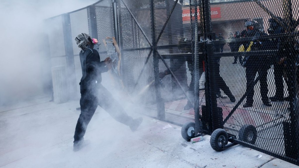 全美爆發「No Kings」示威，洛杉磯警方向示威者發射催淚彈。美聯社