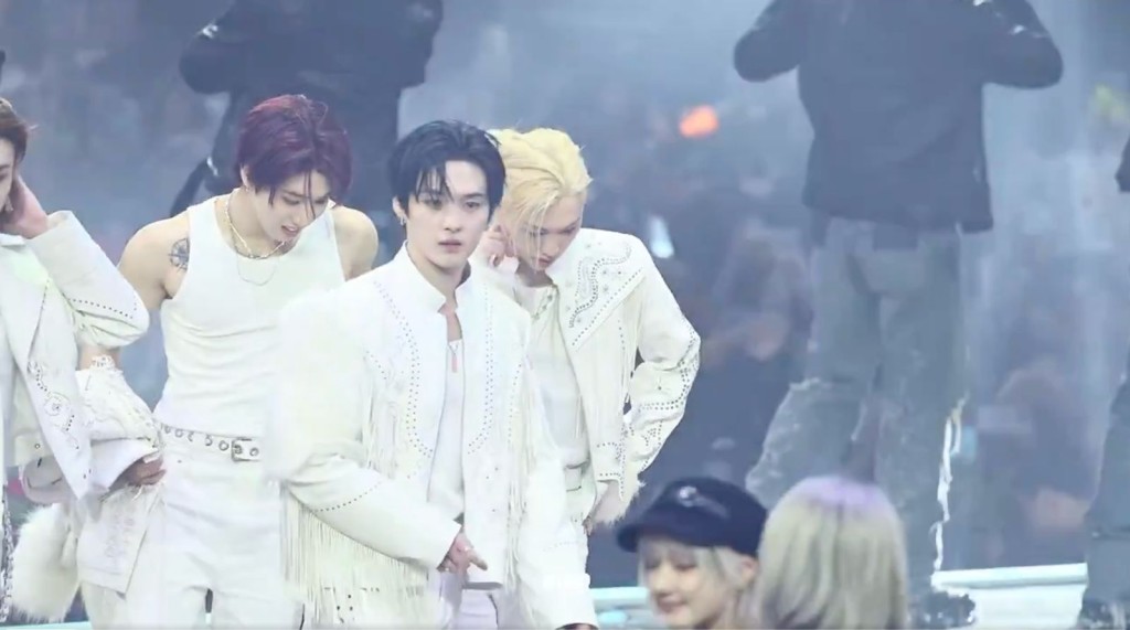 隊友在散場時為鉉辰找耳環。