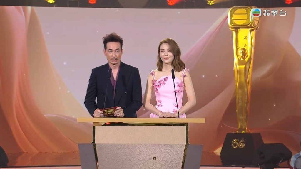 陈豪与张曦雯颁完「飞跃进步男艺员」给马贯东后再颁另一奖项。