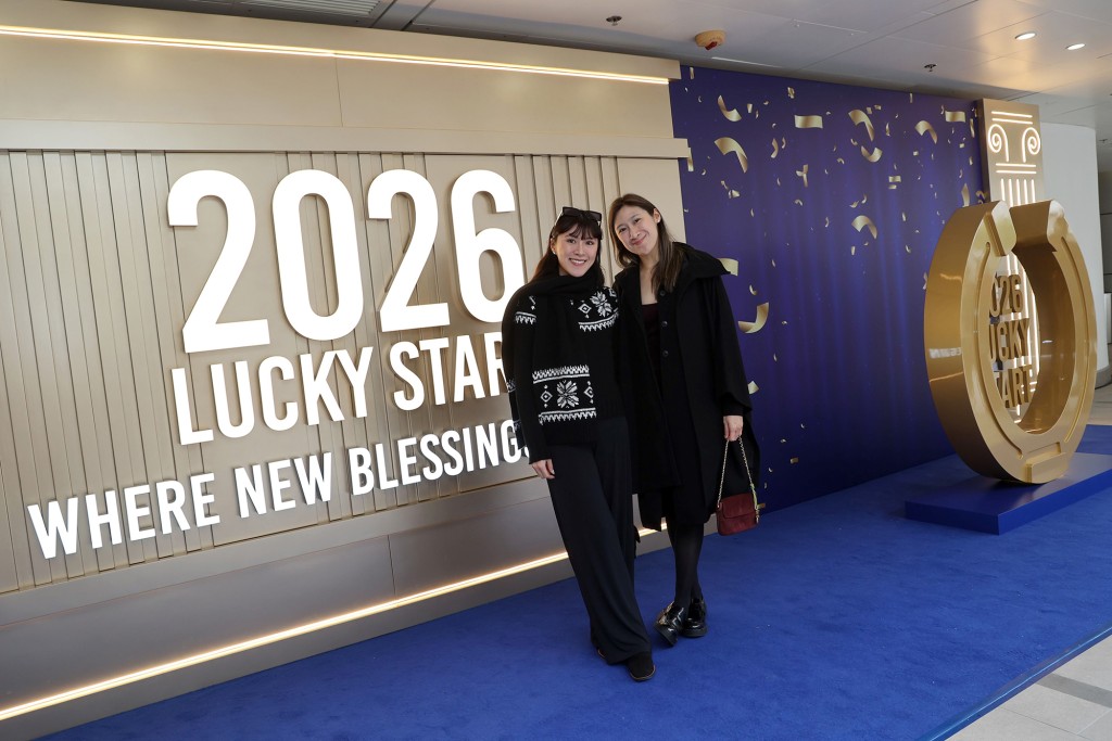 「2026好運1月1」賽馬日今日（1月1日）在沙田馬場舉行。沙田及跑馬地馬場入場人士均獲贈指定「好運手提袋」。賽馬會圖片