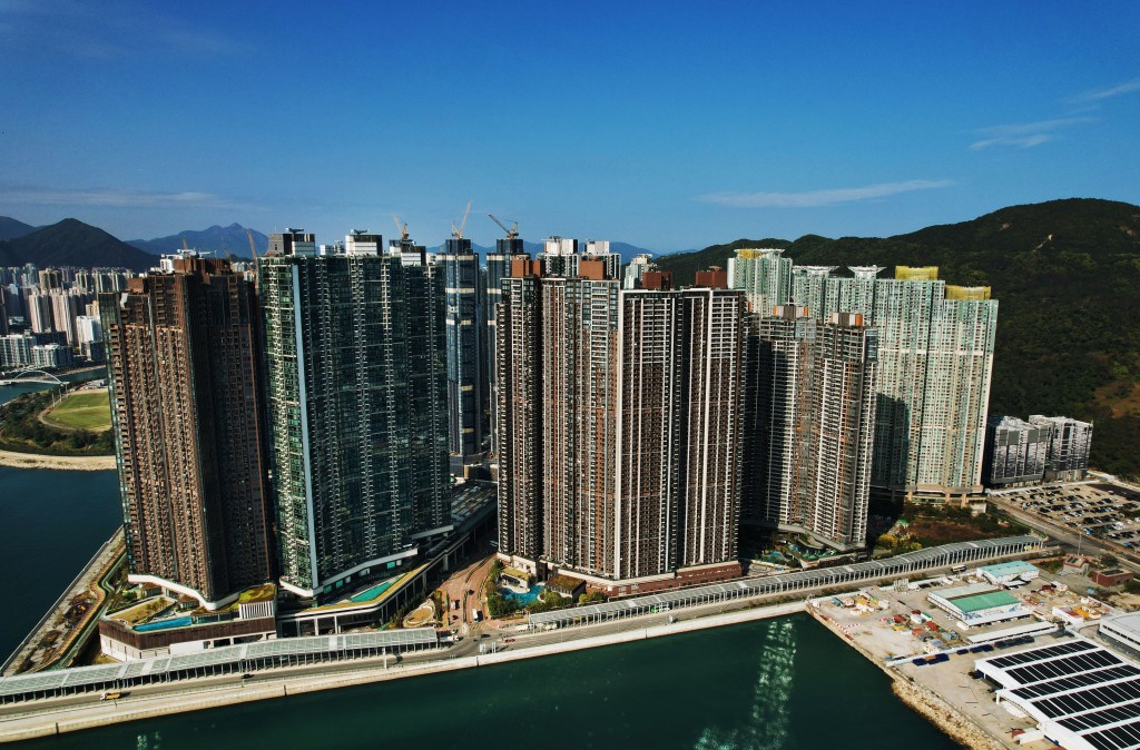 梁振英強調,作為特區政府主事的人,首要服務對象一定是香港居民。 梁振英強調,作為特區政府主事的人,首要服務對象一定是香港居民。