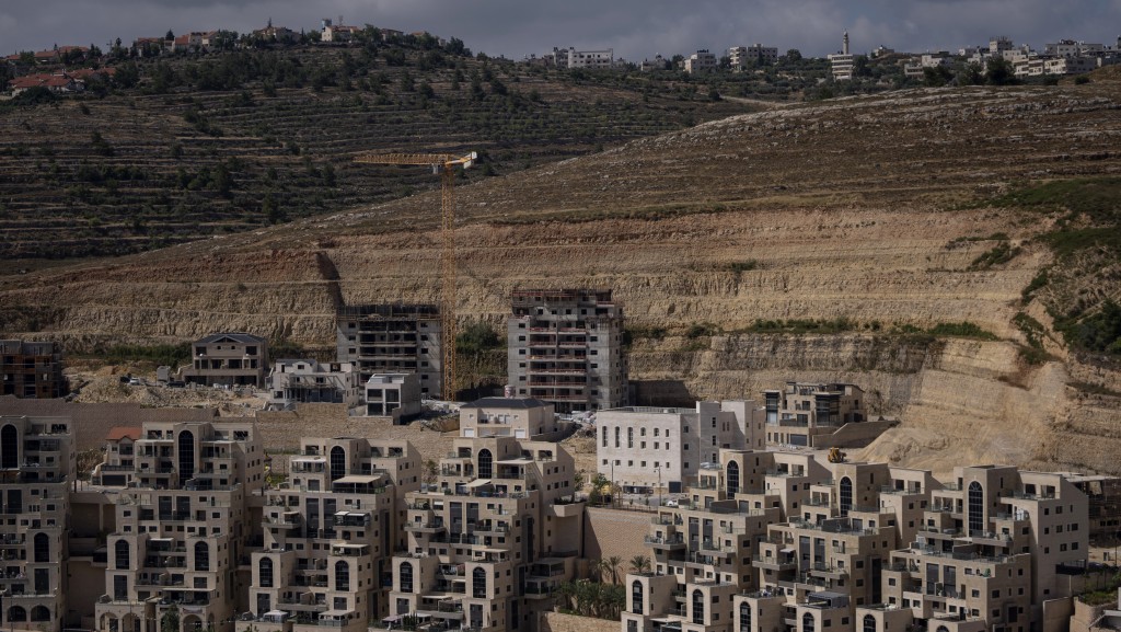 約旦河西岸以色列定居點吉瓦特-澤夫（Givat Ze'ev）的住宅項目建築工地。 美聯社