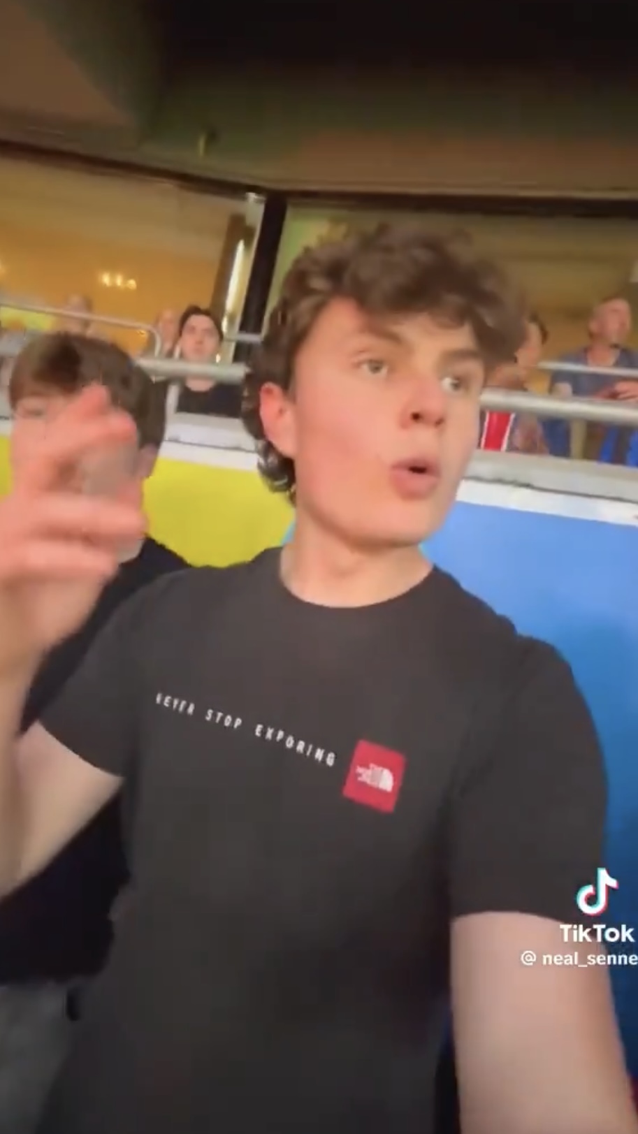 两人开心看完全场球赛。 TikTok@neal_senne