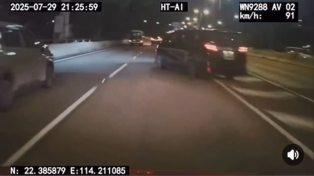 七人車突然向左切影子線。網上片段截圖 七人車突然向左切影子線。網上片段截圖
