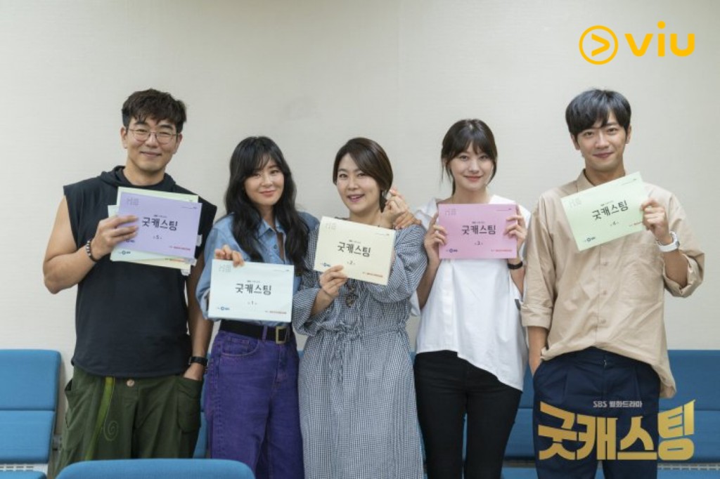 (左起)李鐘赫、崔江姬、金志映、柳仁英和李相燁合演黑色幽默動作喜劇《Good Casting》。